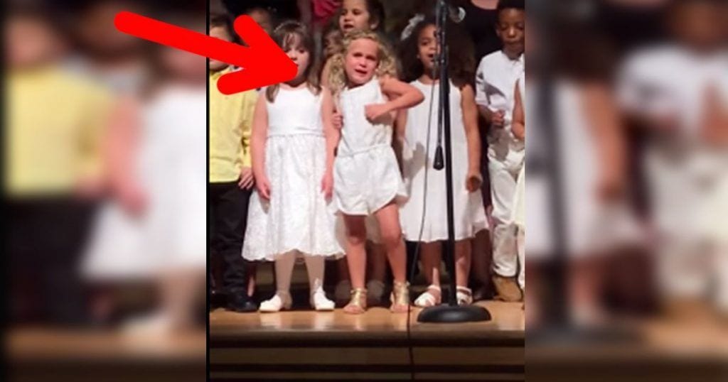 Te partirás de risa cuando veas a esta niña actuar en su graduación